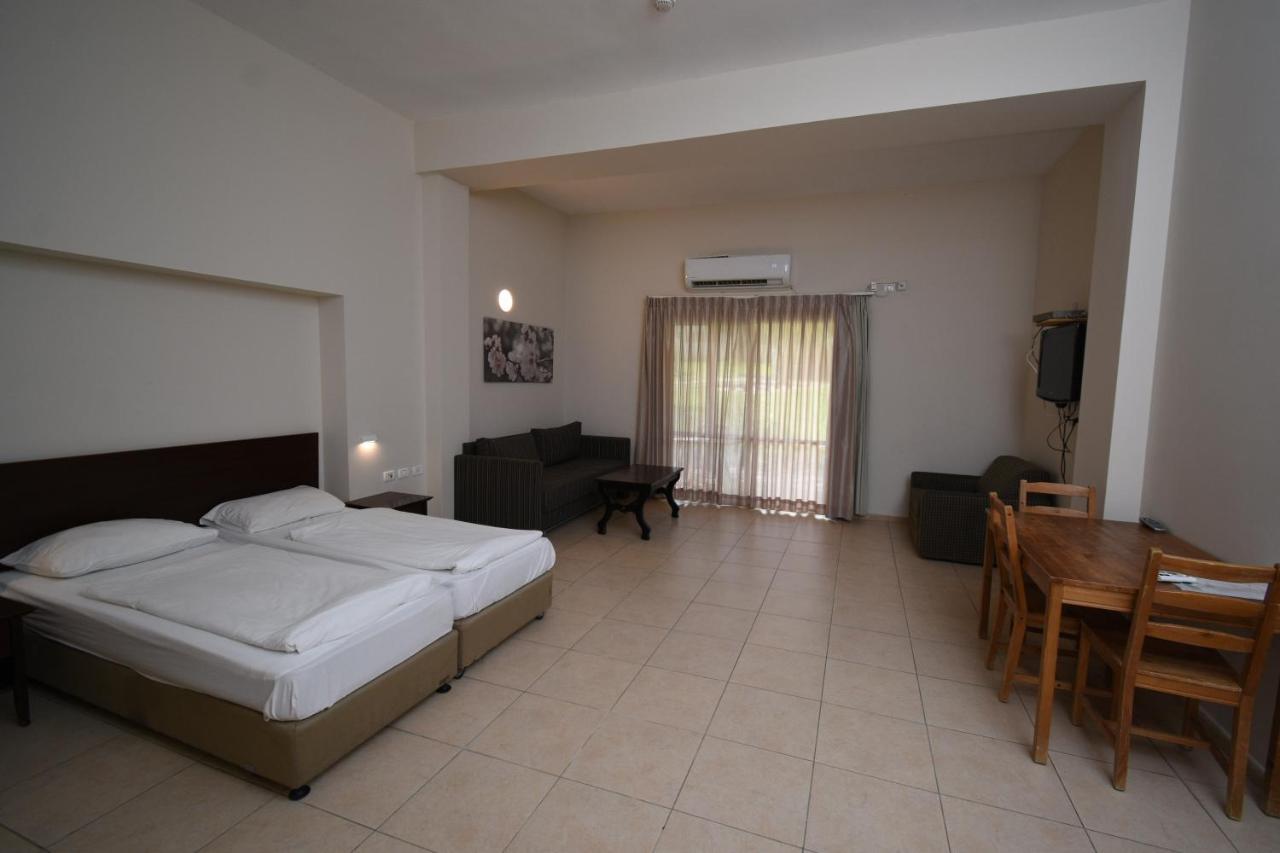 Kibbutz Tiratzvi - Country Lodging Tirat Ẕevi Kültér fotó