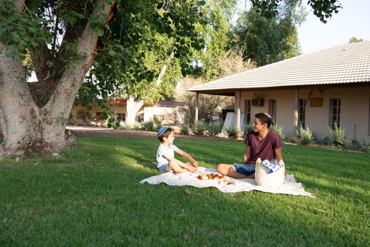 Kibbutz Tiratzvi - Country Lodging Tirat Ẕevi Kültér fotó