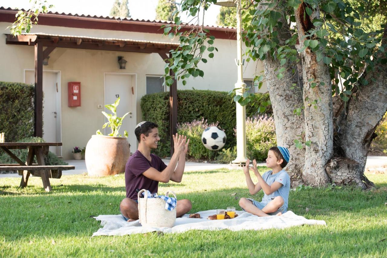 Kibbutz Tiratzvi - Country Lodging Tirat Ẕevi Kültér fotó