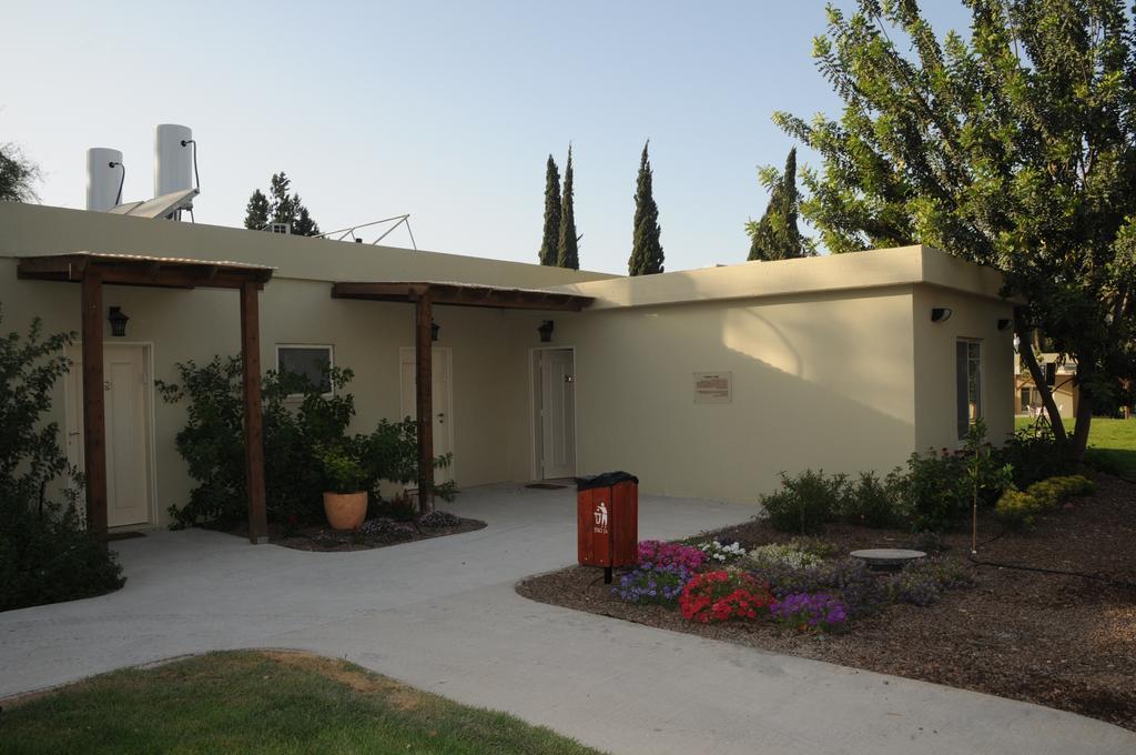 Kibbutz Tiratzvi - Country Lodging Tirat Ẕevi Kültér fotó